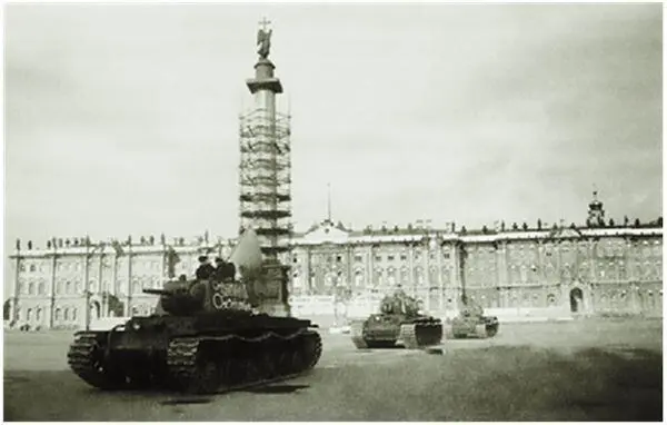 Танки уходящие с площади Урицкого Дворцовой на фронт 1941 г - фото 51