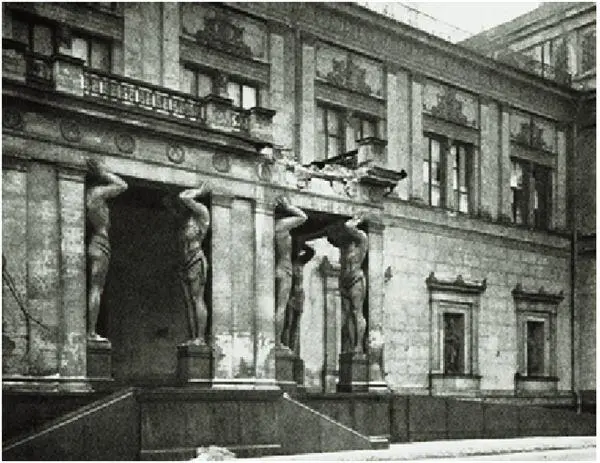 Портик с атлантами после бомбардировки 1943 г Государственный Эрмитаж - фото 61