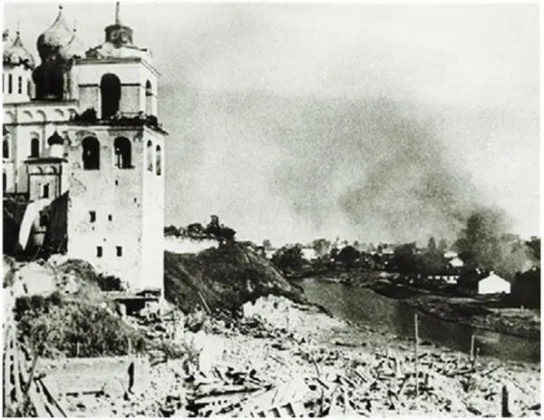 Вид на Кремль 1944 г ГБУК Псковский государственный объединенный - фото 84