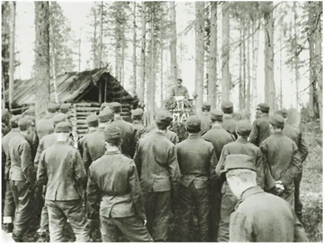 Этот снимок был сделан 17 мая 1944 года На трибуне стоит командир роты Аксель - фото 13