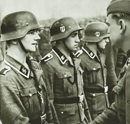 Это фотография была помещена на первой странице 19 журнала Мунин за 1944 - фото 89