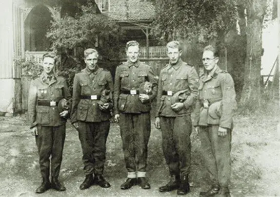 Эта фотография была сделана летом или осенью 1943 года На ней можно видеть - фото 152