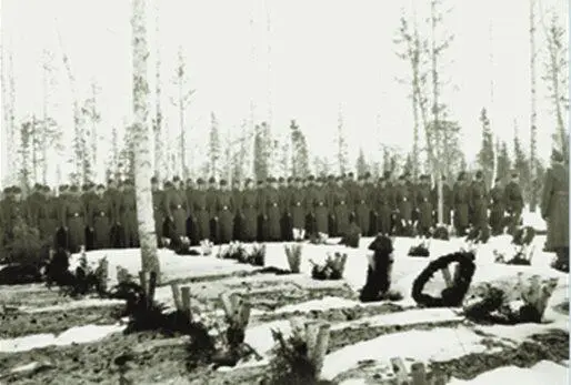 На этой фотографии можно видеть церемонию похорон на кладбище Майвег Солдаты - фото 164