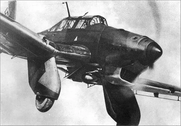 Немецкий пикирующий бомбардировщик Ju87А Бомбардировщики Ju87 в небе - фото 4