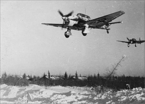 Бомбардировщики Ju87 в небе Солдаты 260й пехотной дивизии вермахта во - фото 5