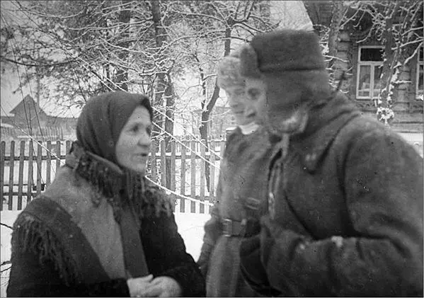 Женщина встречает советских военнослужащих освободивших ее деревню - фото 23