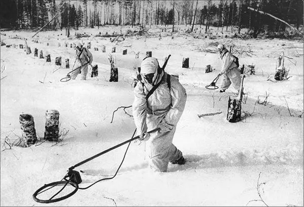 Бойцы РККА ведут разминирование зимой 1942 года Примечания 1 Подробнее о - фото 26