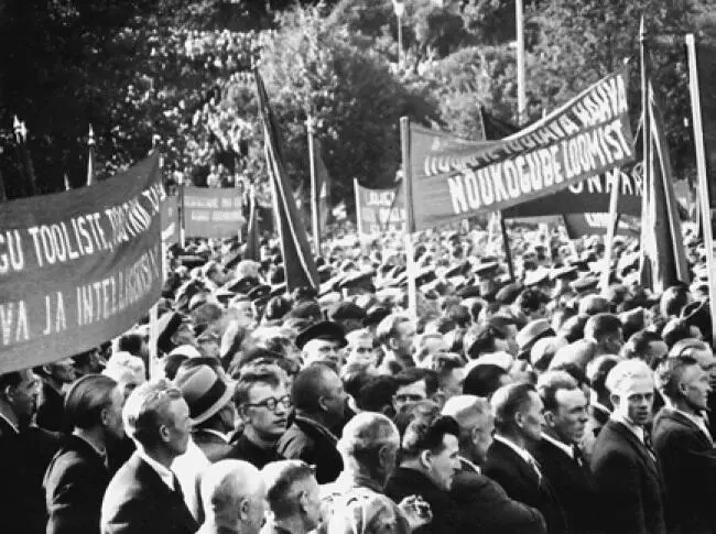 Митинг трудящихся Таллина 2 июня 1940 г Трудящиеся требуют образования - фото 14