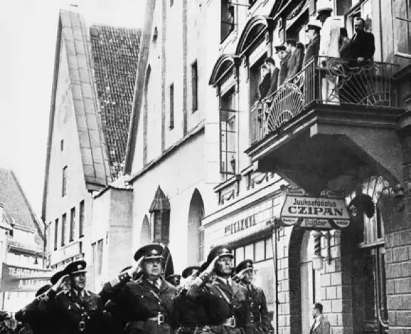 Части эстонской армии проходят мимо Полпредства СССР в Таллине 17 июля 1940 г - фото 17