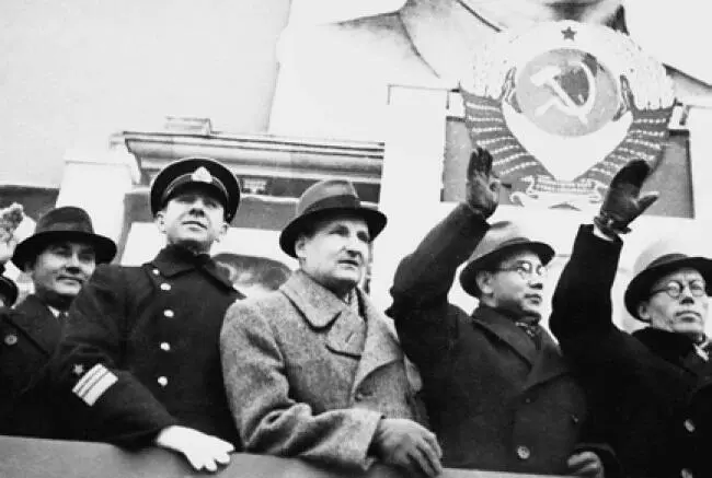 Демонстрация 7 ноября в Таллине На правительственной трибуне слева направо Й - фото 27