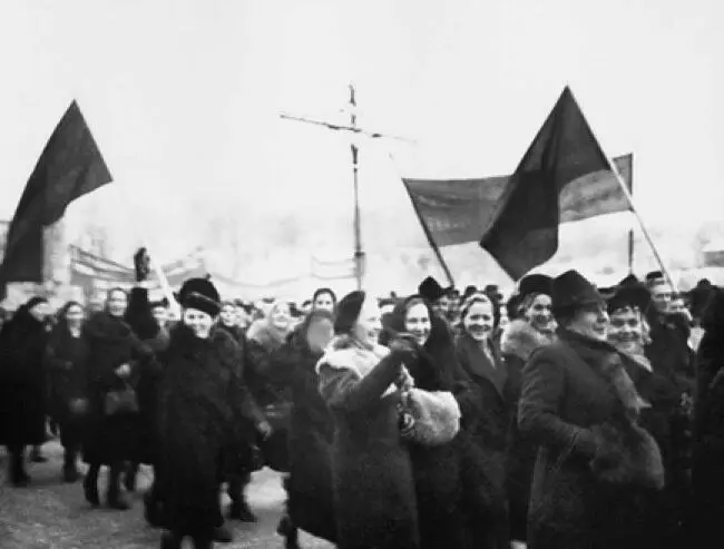 Колонны демонстрантов на площади Свободы г Таллина 7 ноября 1940 г РГАСПИ - фото 28