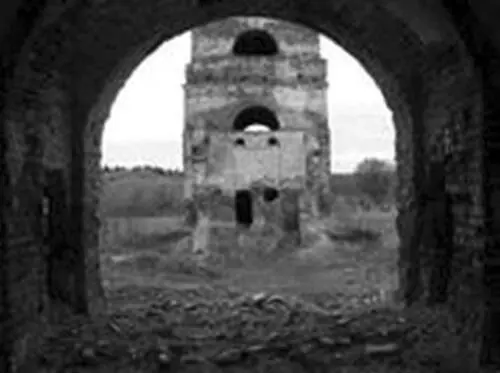 Рис 2 Вид изнутри развалин Здесь заканчивается наша прогулка по сосновому - фото 10