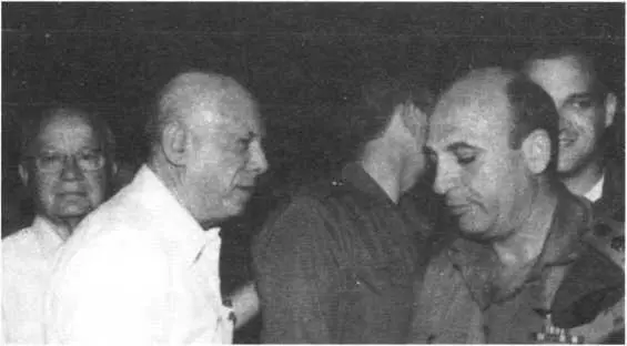 Начальник генштаба Шауль Мофаз автор и Ицхак Хофи Автор Йехиэль Лекет и Иска - фото 27