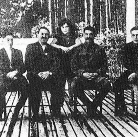 И В Сталин А А Жданов и дети Сталина Василий слева Светлана и Яков на - фото 13