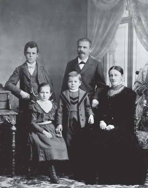 Герман Анна Пауль Ульрих и мачеха Регина Ок 1899 года когда Ульрих - фото 36