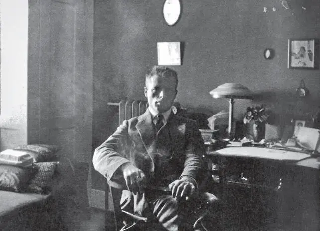 Кабинет Германа в квартире в Геризау Хозяин с сигаретой в руке 1920 год В - фото 50