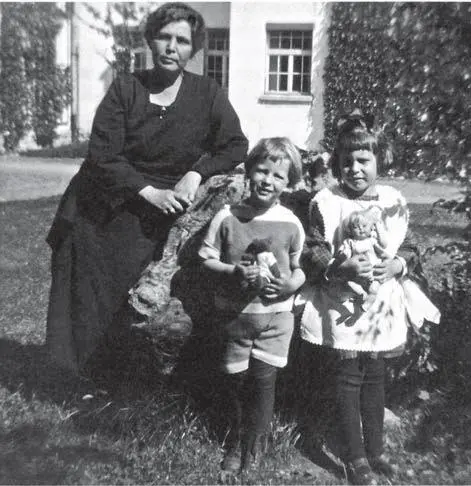 Ольга Вадим и Лиза 1923 год Черновые варианты карточки III - фото 54