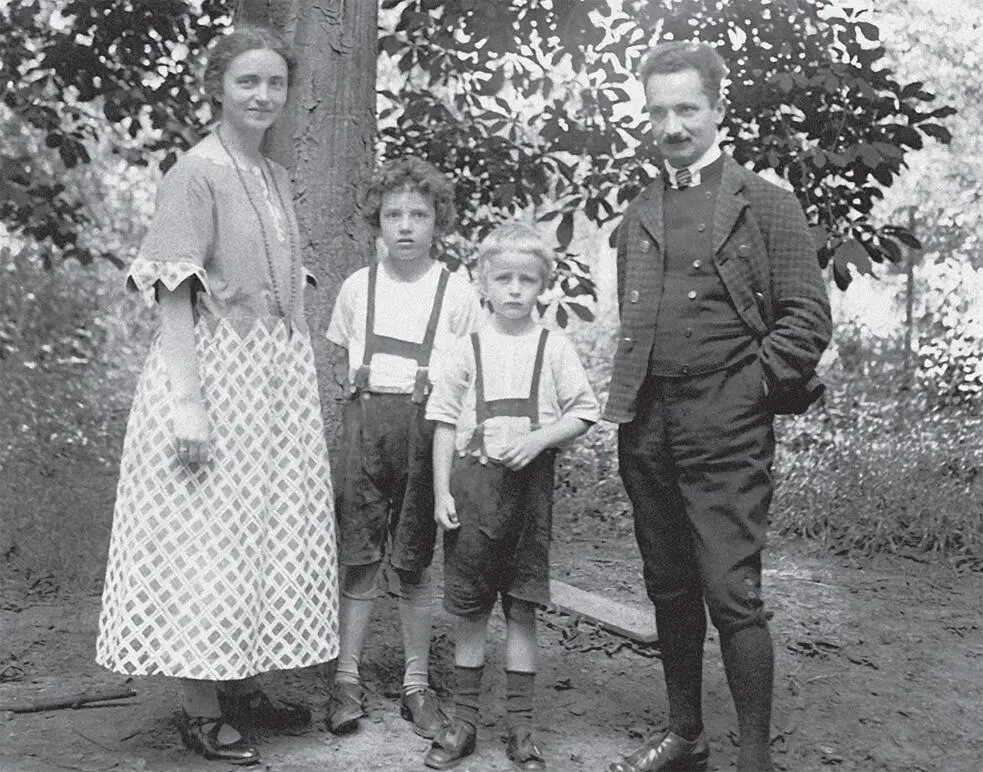 Мартин Хайдеггер с женой Эльфридой и сыновьями Йоргом и Германом 1924 На - фото 9