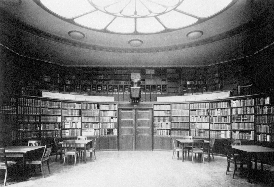 Библиотека Аби Варбурга в Гамбурге 1926 Тома здесь расставлены не по алфавиту - фото 12