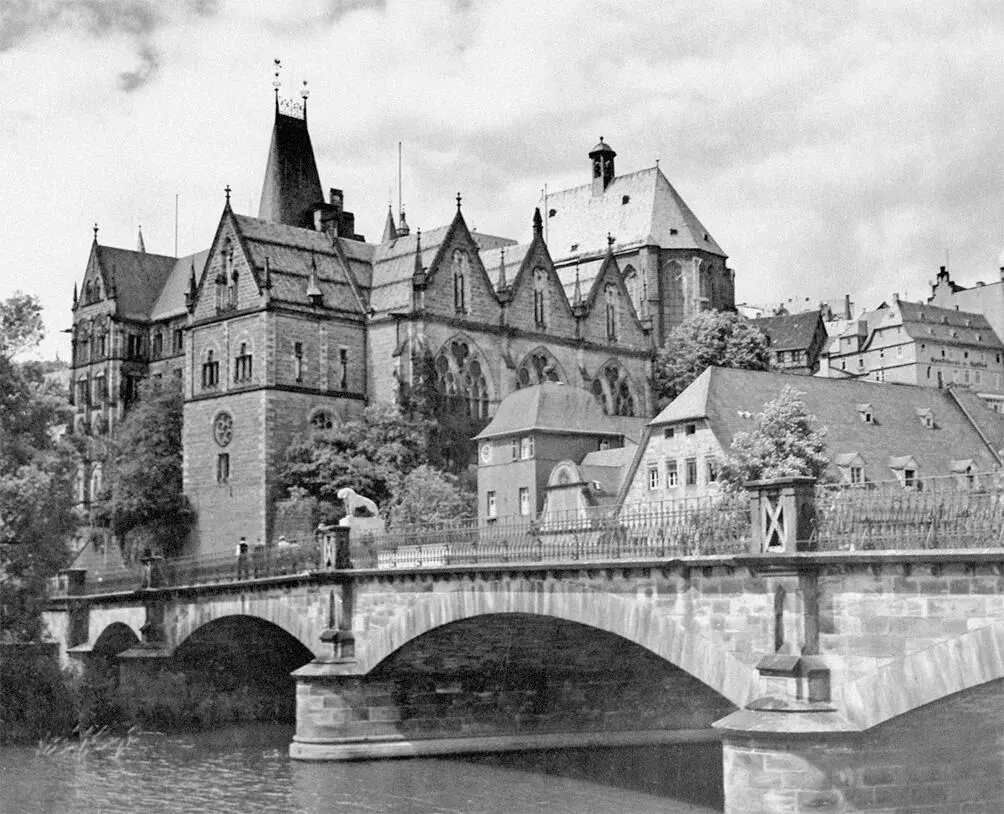 Вид Марбурга со зданием университета 1930 Время демона Родил детей написал - фото 24