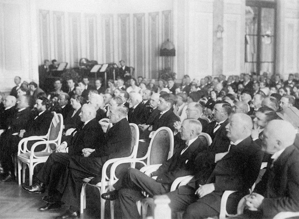 Публика в аудитории Давосских высших образовательных курсов 1929 Лишнее - фото 26
