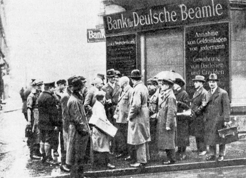 Жители Берлина у отделения банка в начале экономического кризиса 1929 Между - фото 28