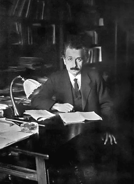 Альберт Эйнштейн в его офисе в Берлинском университете 1920 г Конечно в этом - фото 18