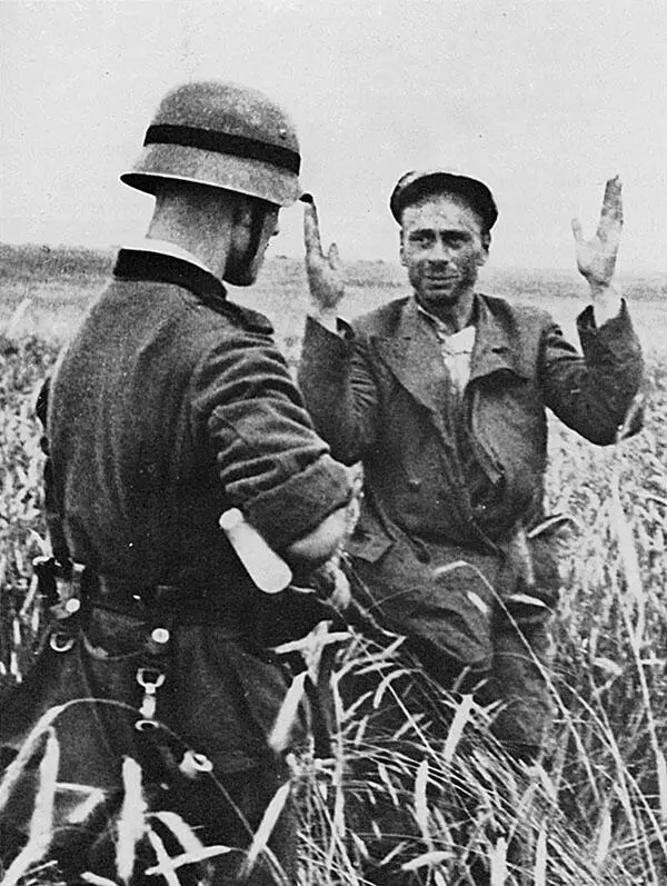 Переодетый в гражданскую одежду красноармеец укрывшись в ржаном поле стрелял - фото 18