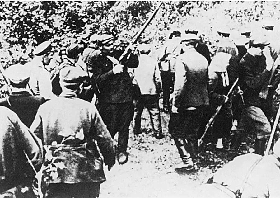 Раздача оружия в партизанском убежище осенью 1941 г Ядро партизанского отряда - фото 21