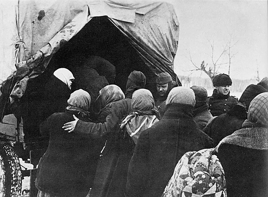 Транспортные средства вермахта использовались для очистки территорий перед - фото 27