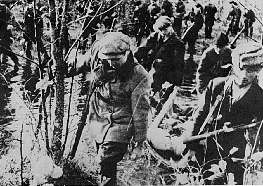 Партизанский отряд из партизанской зоны под Пинском возвращается в свое - фото 29