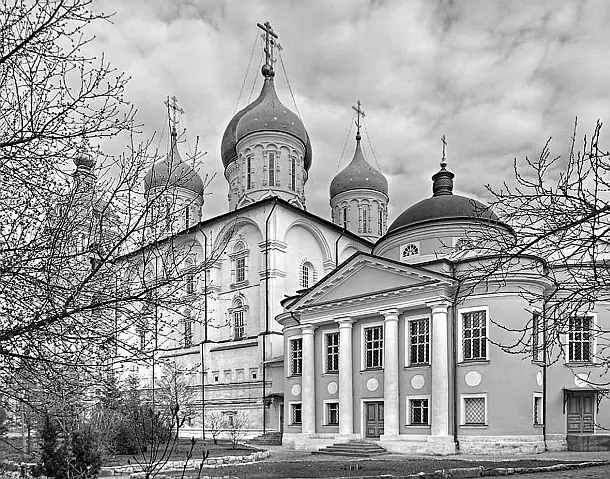 На переднем плане Знаменская церковь в Новоспасском монастыре Москвы родовая - фото 37