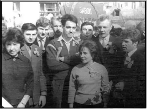 Студенты первого курса физфака на Первомайской демонстрации 1963 г Из - фото 6