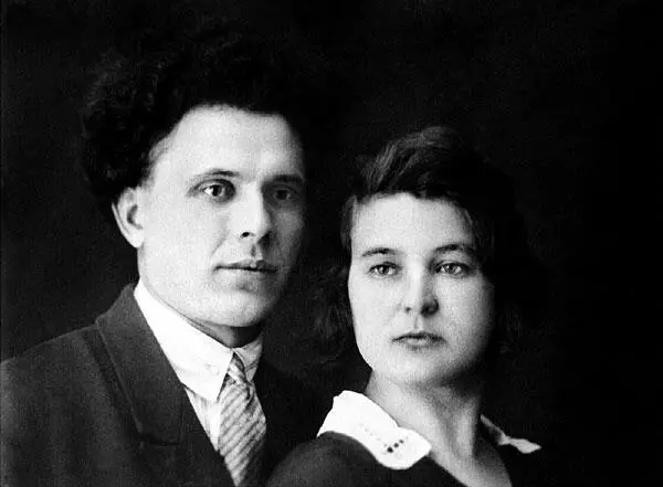 Родители Иван Зиновьевич и Павла Петровна Даль 1932 г Со старшей сестрой - фото 7