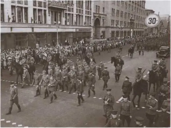 Военнопленные немцы на улицах Москвы 17 июля 1944 г В покорённом Берлине - фото 58