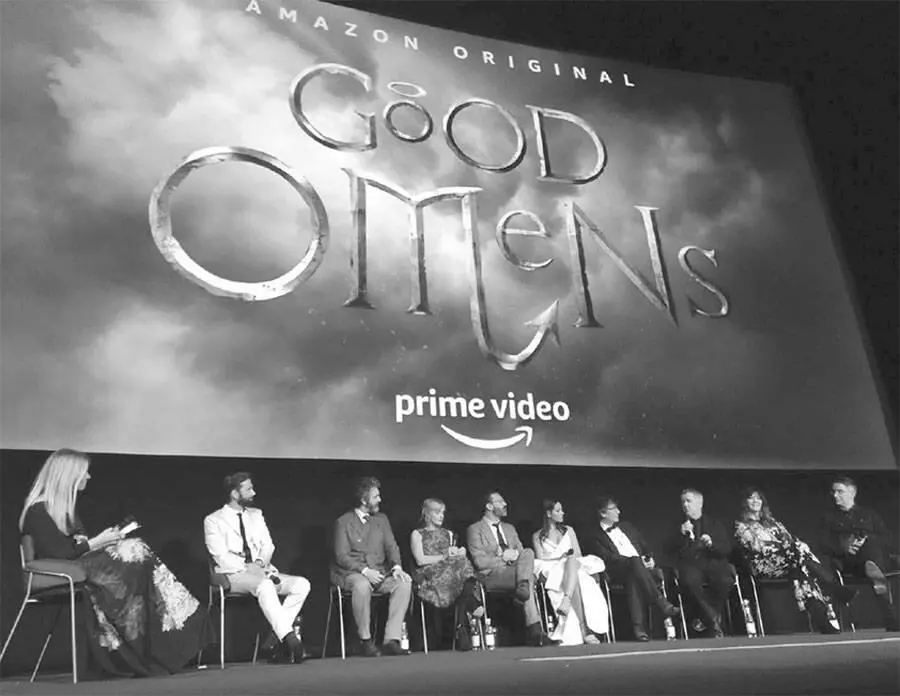 Актерский состав и команда телевизионного сериала Благие знамения на премьере - фото 35