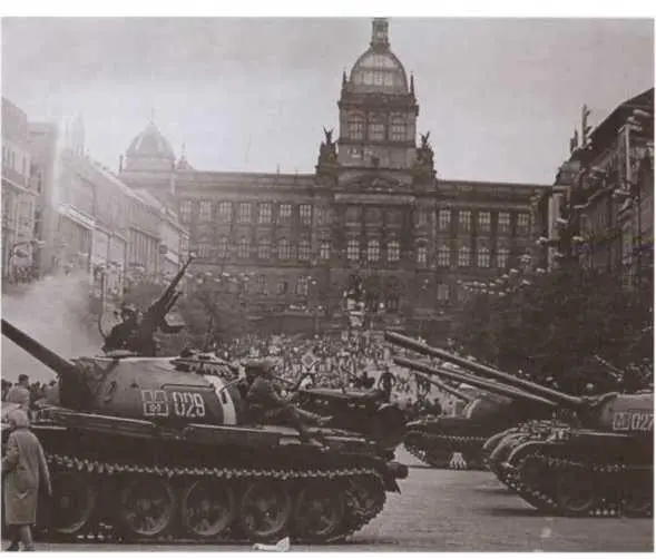 Советские танки на улицах Праги 1968 г А Н Ботян разведчикнелегал - фото 35