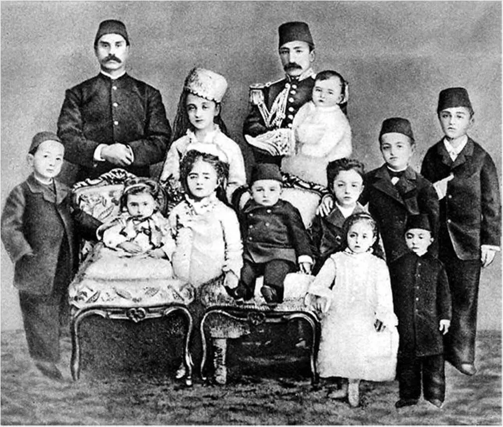 Общая фотография всех детей султана АбдулХамида II Айше Османоглу - фото 1