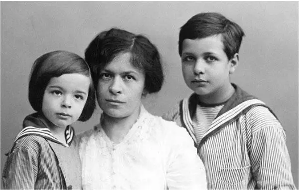 Илл 31 Эдуард Милева и Ганс Альберт в Берлине июль 1914 г Фотография - фото 4