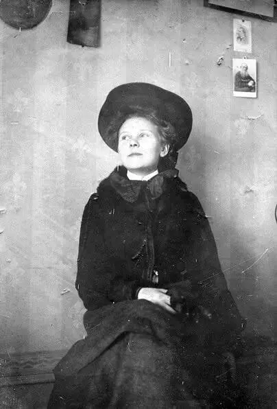Л Савицкая в начале 1900х гг На стене портреты Льва Толстого и Фридриха - фото 4
