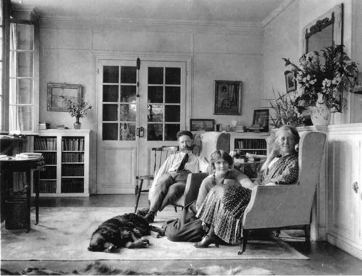 Л Савицкая в гостях у Андре и Габриэль Спиров 1920 Л Савицкая с дочерьми - фото 13