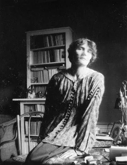 Л Савицкая в своем рабочем кабинете 1910е гг Л Савицкая с семьей своего - фото 15