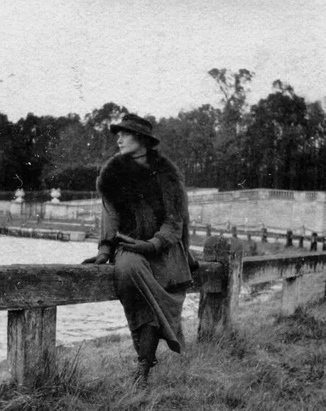 Л Савицкая в Версале 1917 Экземпляр французского издания Портрета - фото 17
