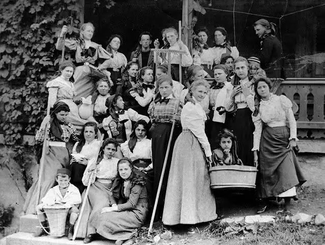 Л Савицкая на первом плане с лоханью в руках в пансионе Бриянмон около - фото 24