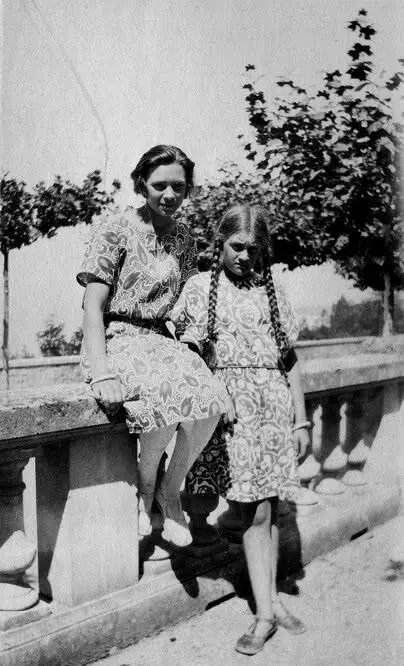 Дочери Л Савицкой Марианна и Николь Август 1923 г М Блок за рулем и Л - фото 31