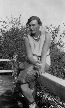 Л Савицкая в своем летнем доме 1930e гг Сноски 1 Сокращенная версия - фото 37
