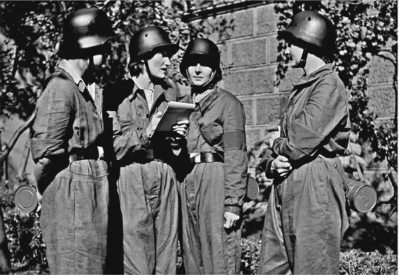 Война Лизелотты ПурперНа учениях ПВО Берлин 1939 г Лизелотта Пурпер со - фото 15
