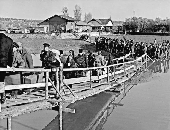 Репатриация этнические немцы из Румынии поднимаются на борт парохода на - фото 18