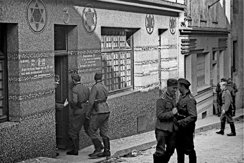 Немецкие солдаты заходят в синагогу приспособленную под бордель в Бресте - фото 21