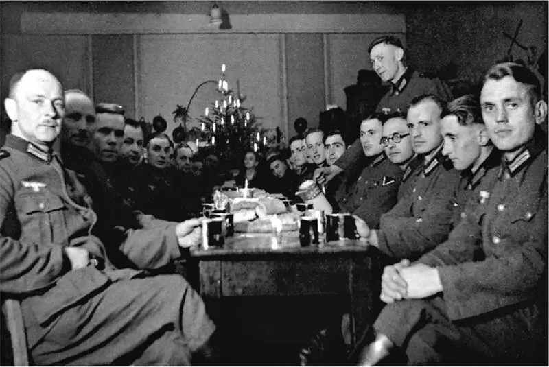 Среди товарищейФриц Пробст крайний справа на Рождество 1939 г Курт - фото 23